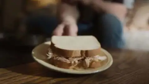 Jeffrey Dahmer ofrece un sándwich de carne humana a su vecina Jeffrey Dahmer ofrece un sándwich de carne humana a su vecina