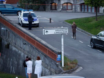 Vehículo de la Ertzaintza a las puertas del Hospital de Basurto, en Bilbao, donde anoche un bebé recién nacido fue secuestrado por una mujer