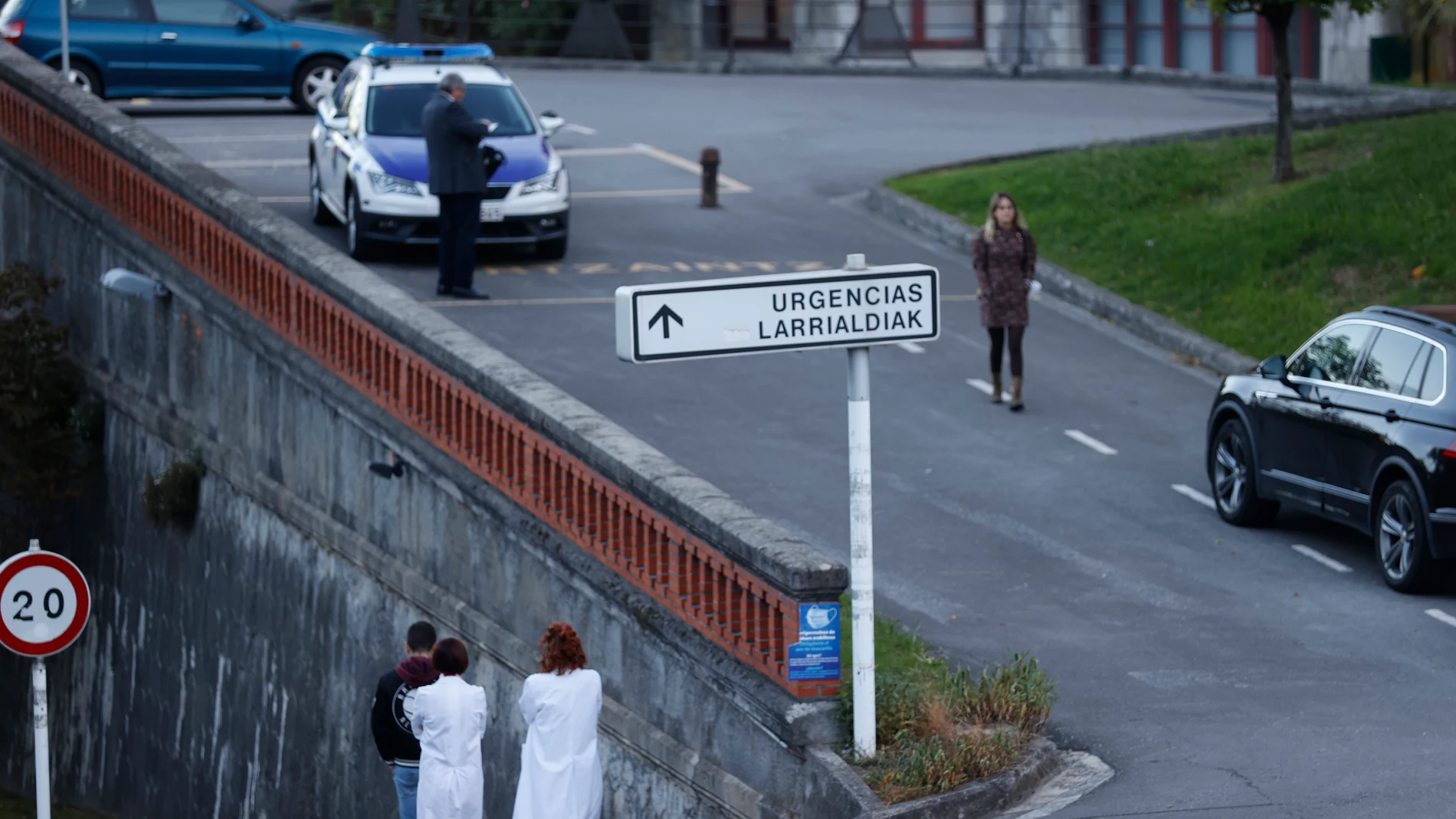 Vehículo de la Ertzaintza a las puertas del Hospital de Basurto, en Bilbao, donde anoche un bebé recién nacido fue secuestrado por una mujer