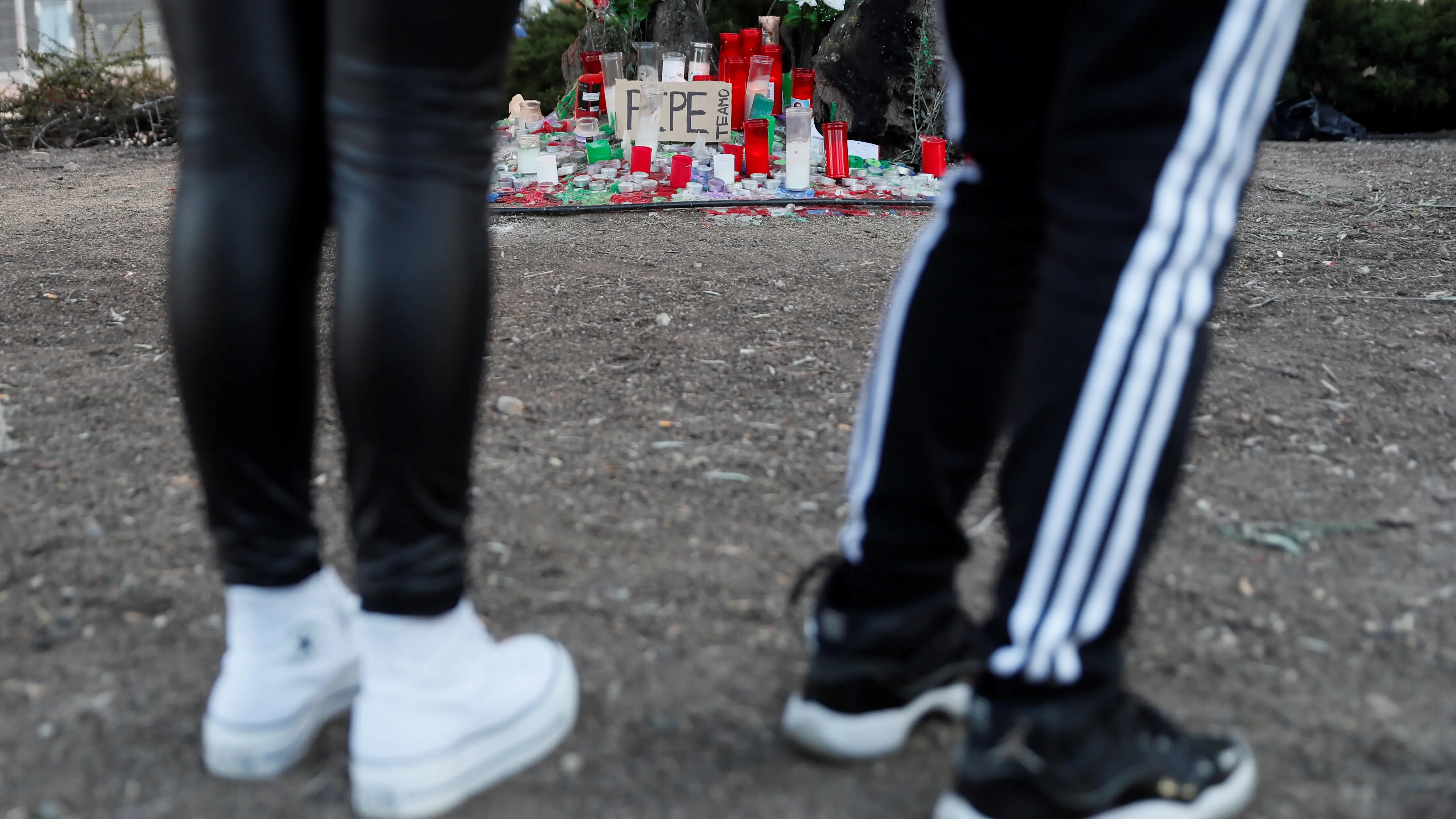 Dos jóvenes frente al altar en la calle de Tineo en Madrid Dos jóvenes frente al altar en la calle de Tineo en Madrid