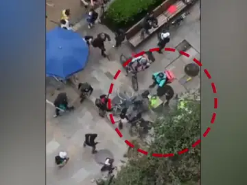 Imagen de un policía siendo apaleado por manifestantes indígenas en Bogotá Imagen de un policía siendo apaleado por manifestantes indígenas en Bogotá