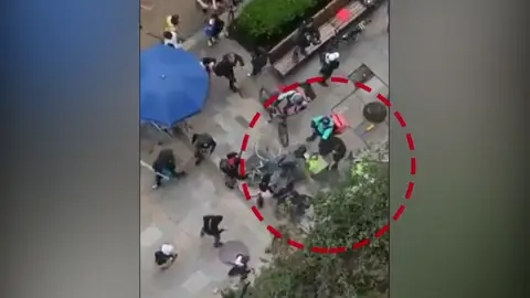 Imagen de un policía siendo apaleado por manifestantes indígenas en Bogotá Imagen de un policía siendo apaleado por manifestantes indígenas en Bogotá