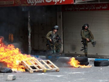 Soldados israelíes toman posiciones durante enfrentamientos con manifestantes palestinos 