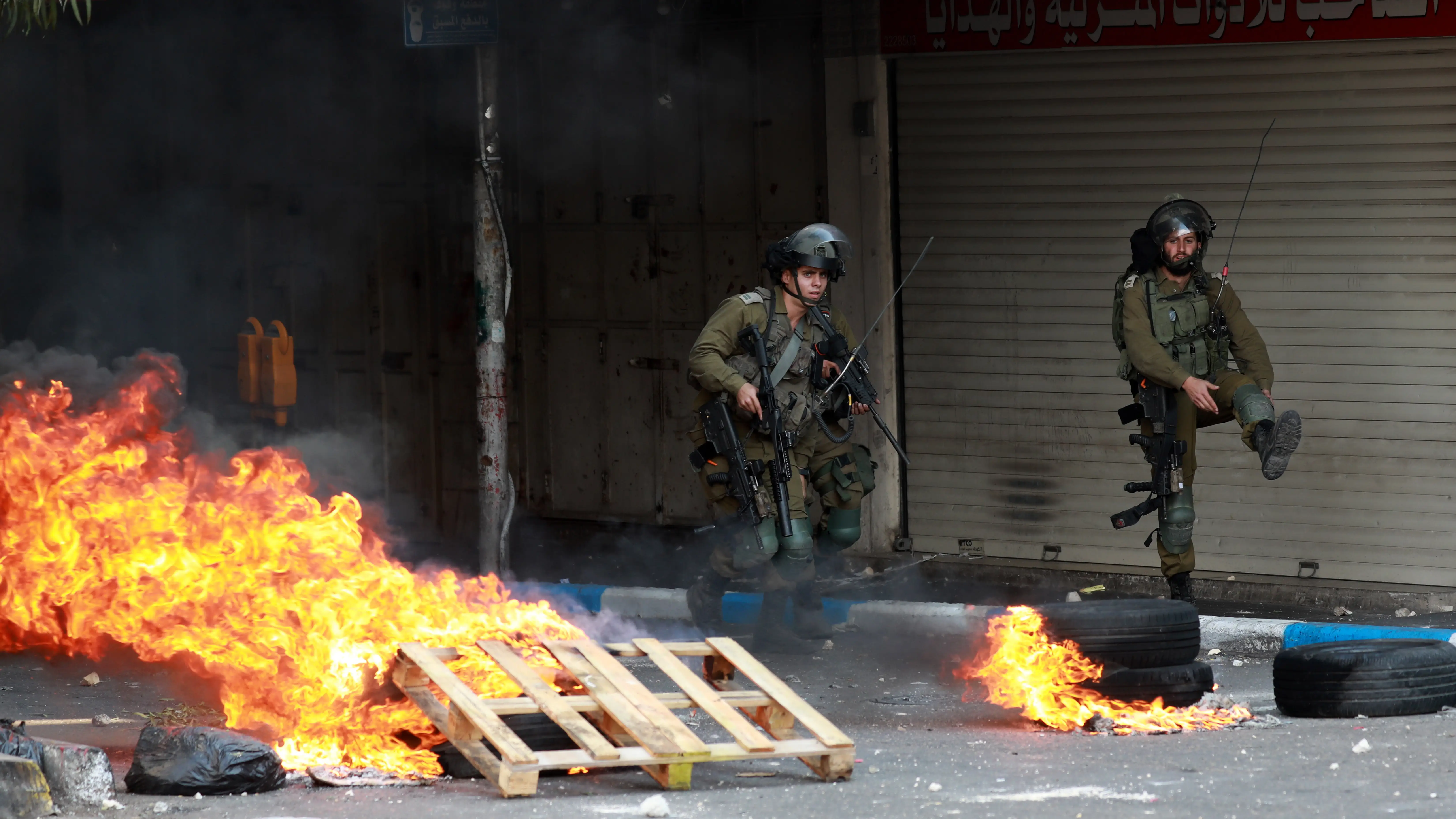 Soldados israelíes toman posiciones durante enfrentamientos con manifestantes palestinos Soldados israelíes toman posiciones durante enfrentamientos con manifestantes palestinos
