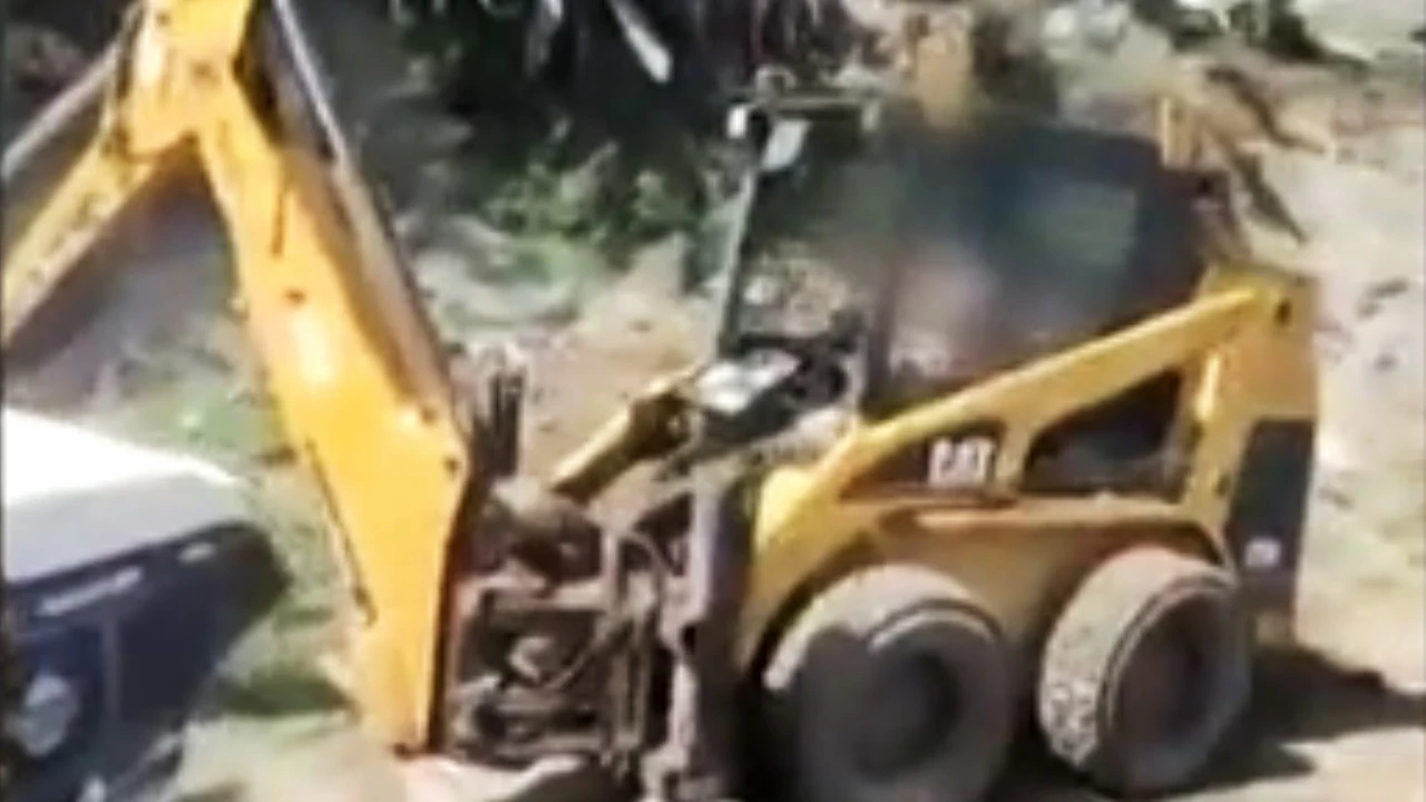 Tractor que ocasion&oacute; la pelea entre los hermanos en la finca de El Sequero