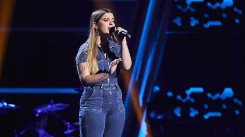 Lucía Rodríguez se deja el alma con una versión flamenca de ‘Ángel caído’ en ‘La Voz’ Lucía Rodríguez se deja el alma con una versión flamenca de ‘Ángel caído’ en ‘La Voz’