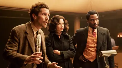 Christian Bale, Margot Robbie y John David Washington en 'Amsterdam' Christian Bale, Margot Robbie y John David Washington en 'Amsterdam'