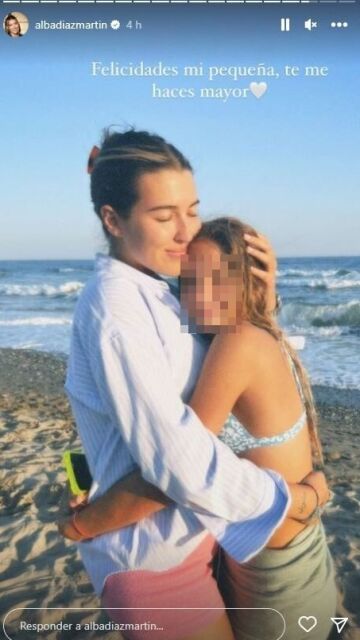 Alba Díaz junto a su hermana Triana