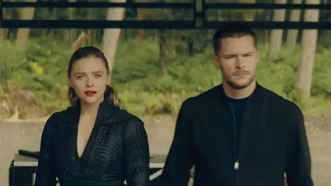 Chloë Grace Moretz y Jack Reynor en 'The Peripheral' Chloë Grace Moretz y Jack Reynor en 'The Peripheral'