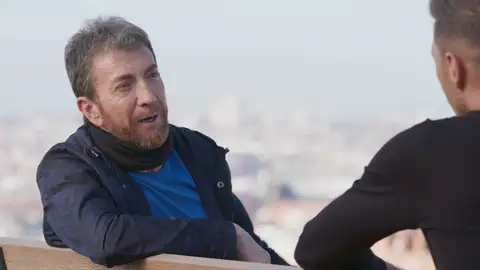 Pablo Motos le explica a Joaquín su rutina con los invitados de 'El Hormiguero' antes del directo Pablo Motos le explica a Joaquín su rutina con los invitados de 'El Hormiguero' antes del directo