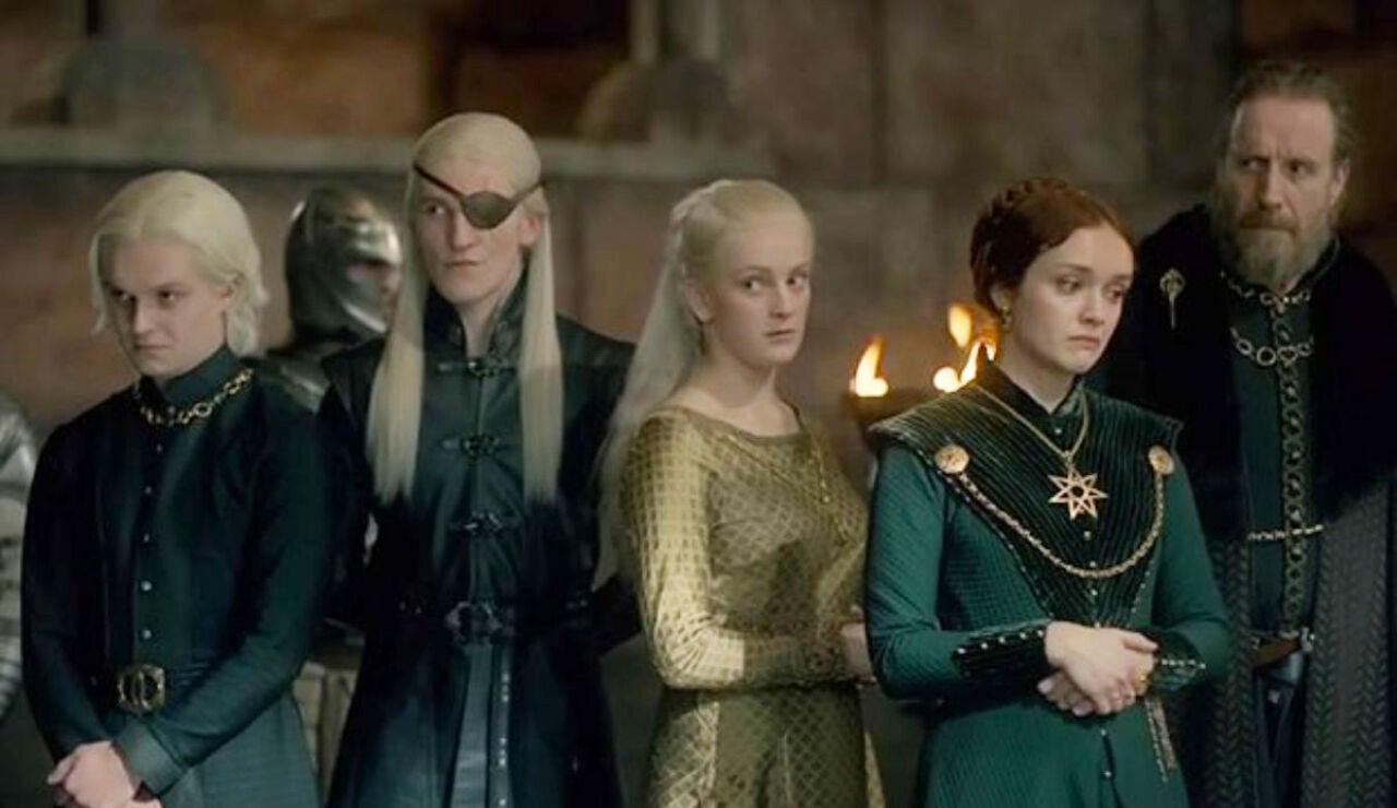 'La casa del Drag&oacute;n: Olivia Cooke (Alicent Hightower), Tom Glynn-Carney (Aegon Targaryen), Phia Saban (Helaena Targaryen) y Ewan Mitchell (Aemond Targaryen)