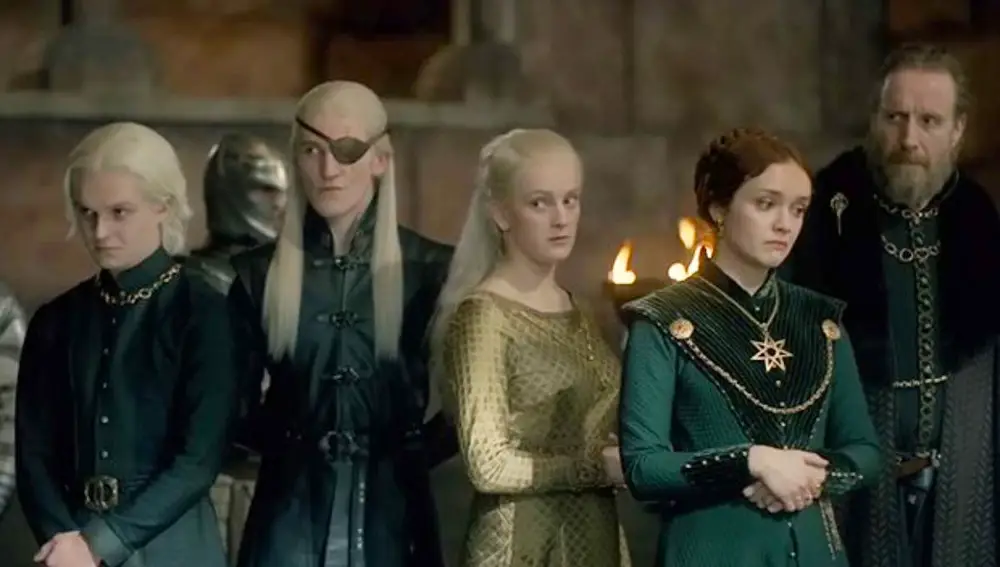 'La ACsa del Dragón: Olivia Cooke (Alicent Hightower), Tom Glynn-Carney (Aegon Targaryen), Phia Saban (Helaena Targaryen) y Ewan Mitchell (Aemond Targaryen)