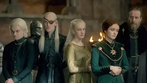 'La casa del Dragón: Olivia Cooke (Alicent Hightower), Tom Glynn-Carney (Aegon Targaryen), Phia Saban (Helaena Targaryen) y Ewan Mitchell (Aemond Targaryen)