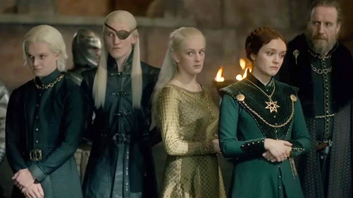 'La casa del Dragón: Olivia Cooke (Alicent Hightower), Tom Glynn-Carney (Aegon Targaryen), Phia Saban (Helaena Targaryen) y Ewan Mitchell (Aemond Targaryen)
