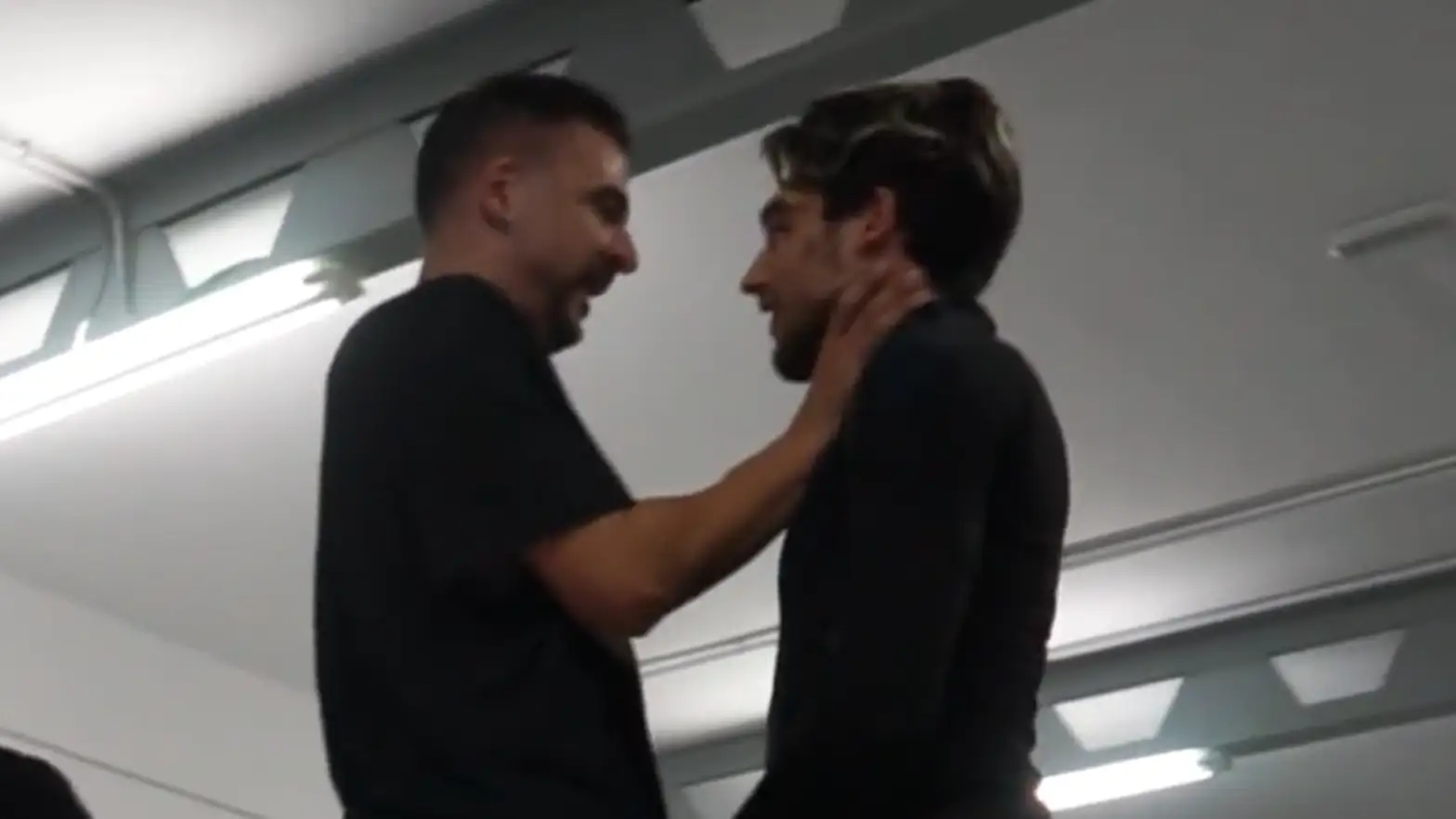 Momento en que Flex Nando coge por el cuello a un exalumno Momento en que Flex Nando coge por el cuello a un exalumno