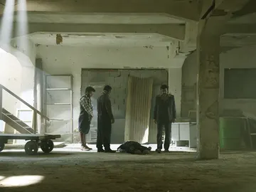 El cuerpo de Demir, junto a Abdülkadir y sus socios en el capítulo '113' de 'Tierra Amarga'. El cuerpo de Demir, junto a Abdülkadir y sus socios en el capítulo '113' de 'Tierra Amarga'.