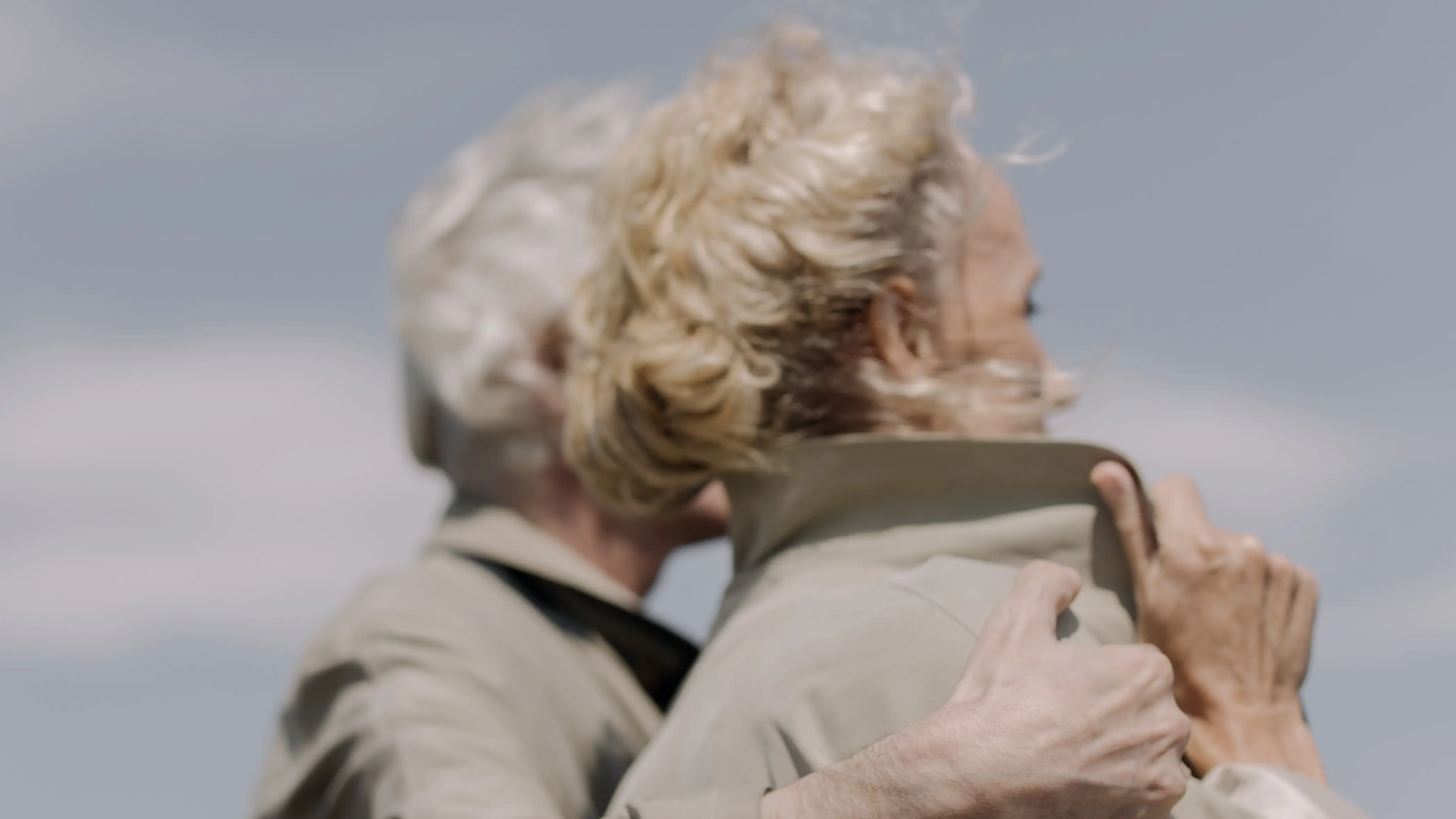 Una pareja mirando el horizonte