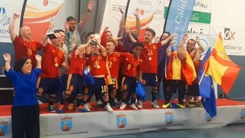 La selección española de talla baja recoge el trofeo de subcampeón. La selección española de talla baja recoge el trofeo de subcampeón.