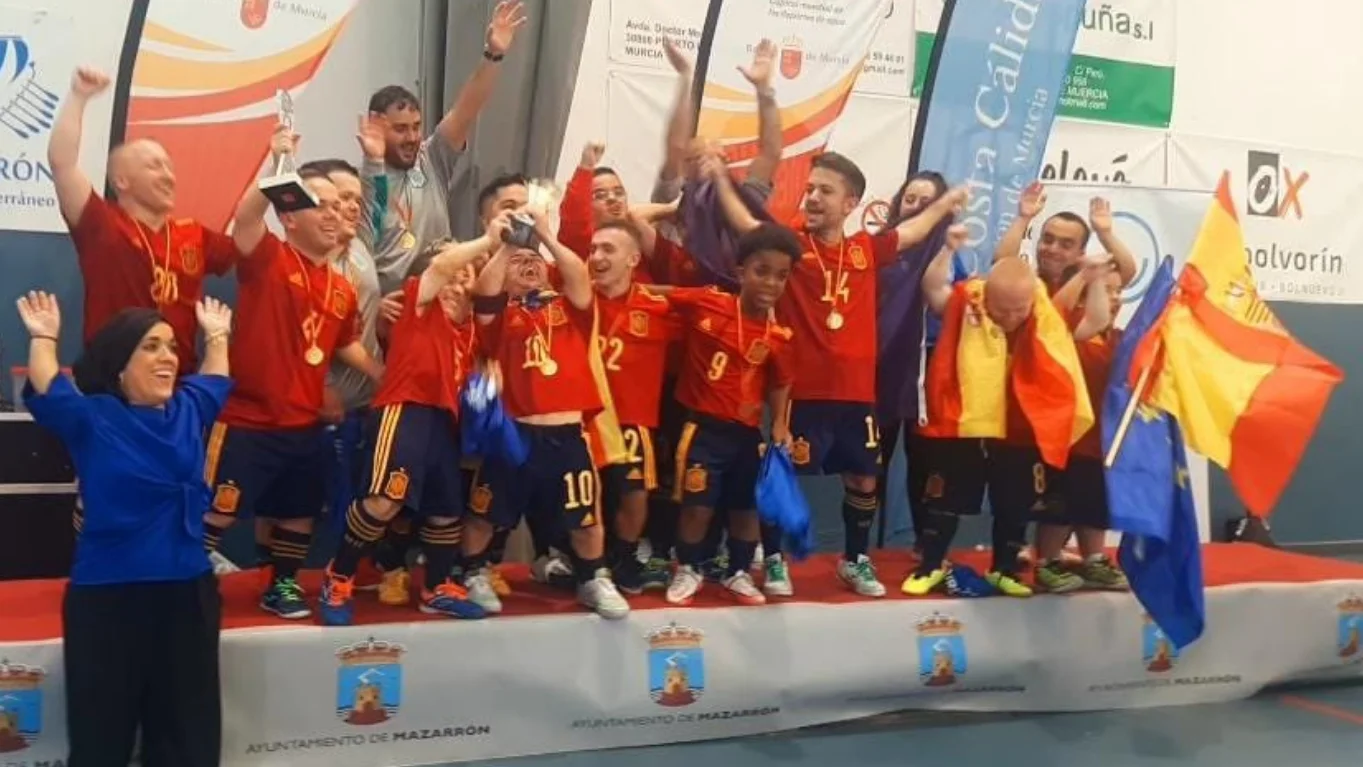 La selecci&oacute;n espa&ntilde;ola de talla baja recoge el trofeo de subcampe&oacute;n.