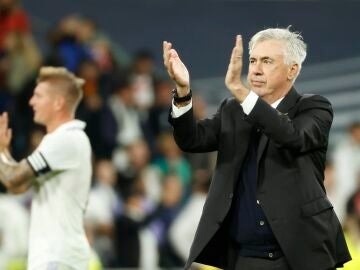 Ancelotti aplaude a la afición tras la victoria ante el Sevilla