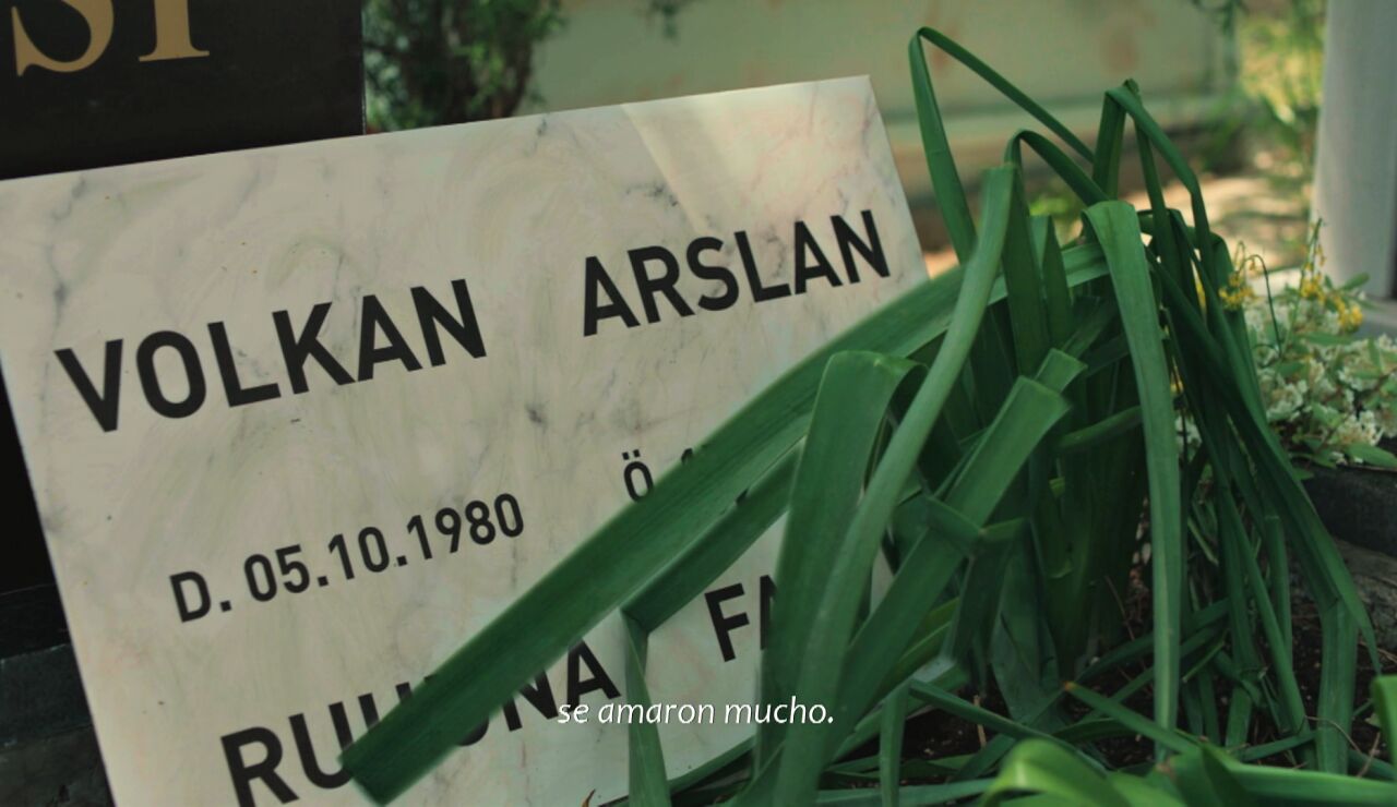 Ali y Zeynep visitan a Volkan frente a su tumba: “He perdonado a papá. Lo que hizo se lo hizo a sí mismo”  