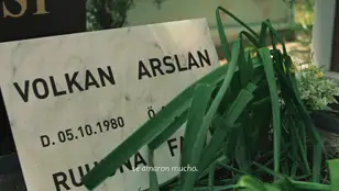 Ali y Zeynep visitan a Volkan frente a su tumba: “He perdonado a papá. Lo que hizo se lo hizo a sí mismo”  
