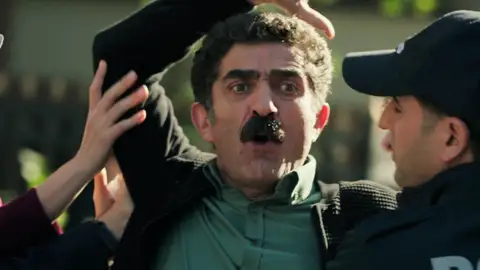 Zafer se toma la justicia por su mano y pega a Çinar: "Púdrete en la cárcel" Zafer se toma la justicia por su mano y pega a Çinar: "Púdrete en la cárcel"