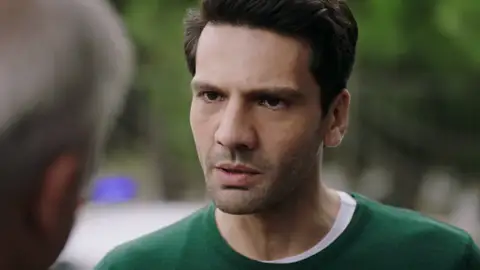 Metin acaba confesándole a Ilgaz que conocía a Inci, pero le asegura que no se acordaba de ella: ¿Estará diciendo la verdad? Metin acaba confesándole a Ilgaz que conocía a Inci, pero le asegura que no se acordaba de ella: ¿Estará diciendo la verdad?