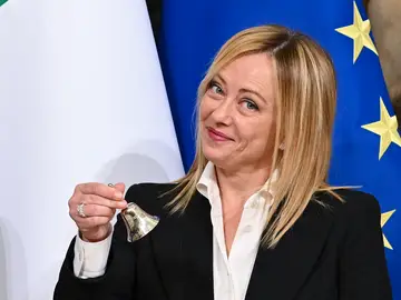 Giorgia Meloni hace sonar la campana en la ceremonia histórica del traspaso de poderes Giorgia Meloni hace sonar la campana en la ceremonia histórica del traspaso de poderes