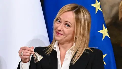 Giorgia Meloni hace sonar la campana en la ceremonia histórica del traspaso de poderes Giorgia Meloni hace sonar la campana en la ceremonia histórica del traspaso de poderes