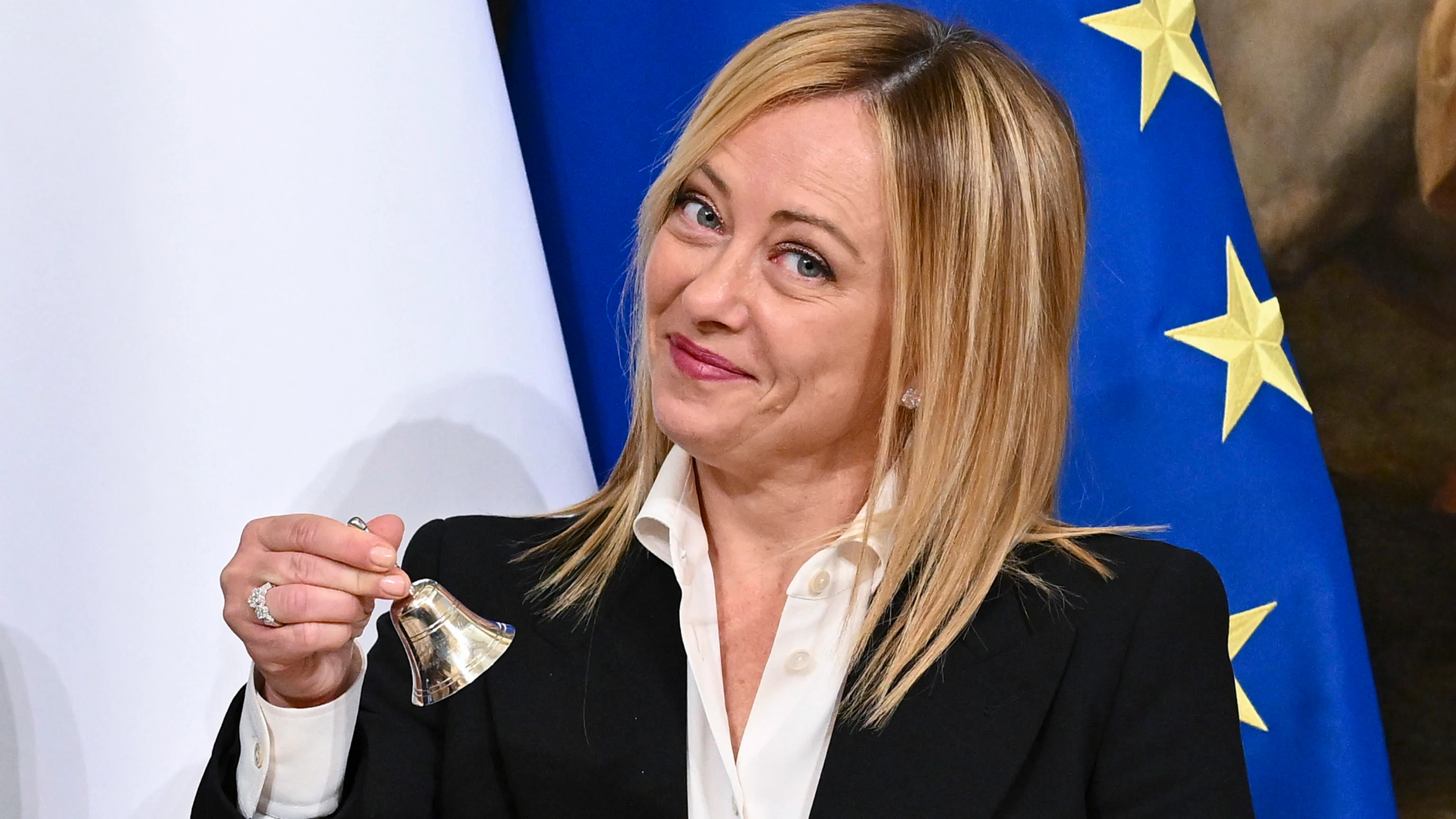 Giorgia Meloni hace sonar la campana en la ceremonia hist&oacute;rica del traspaso de poderes