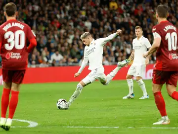 Fede Valverde golpea un balón ante el Sevilla Fede Valverde golpea un balón ante el Sevilla
