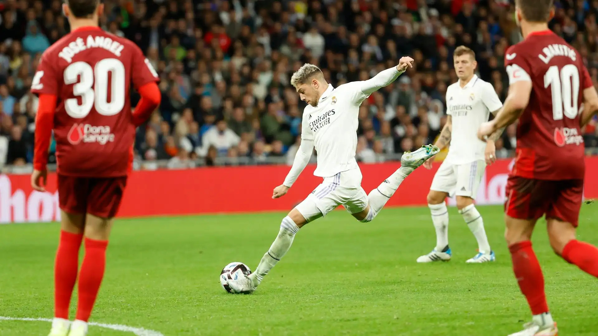 Fede Valverde golpea un balón ante el Sevilla Fede Valverde golpea un balón ante el Sevilla
