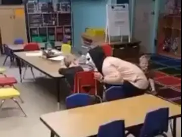 Trabajador asustando a un niño de la guardería Trabajador asustando a un niño de la guardería