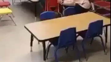 Trabajador asustando a un ni&ntilde;o de la guarder&iacute;a