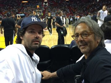 Steve Machat junto a su hijo Barron