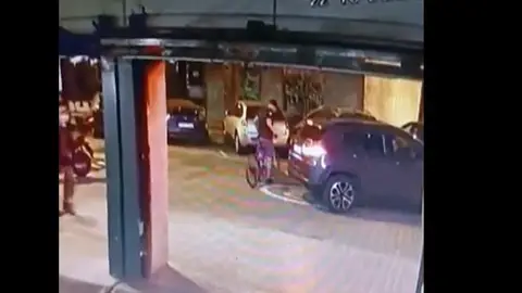 Un joven en bicicleta hace creer al conductor del vehículo que le ha golpeado Un joven en bicicleta hace creer al conductor del vehículo que le ha golpeado