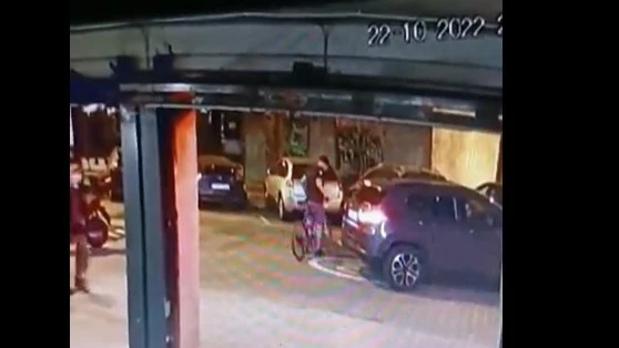Un joven en bicicleta hace creer al conductor del veh&iacute;culo que le ha golpeado