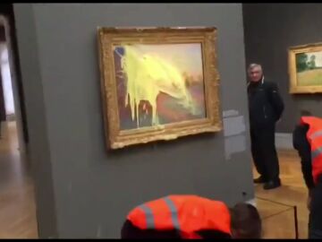 Lanzan puré de patatas contra un cuadro de Claude Monet