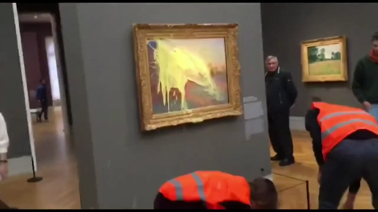 Lanzan pur&eacute; de patatas contra un cuadro de Claude Monet