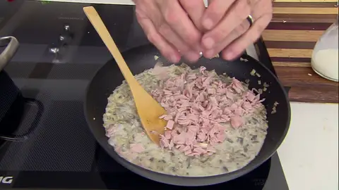 Corta el jamón en dados, añádelo y mezcla bien Corta el jamón en dados, añádelo y mezcla bien