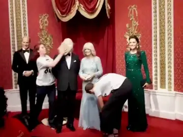 'Tartazo' en la cara a la figura de cera Carlos III del Madame Tussauds 'Tartazo' en la cara a la figura de cera Carlos III del Madame Tussauds