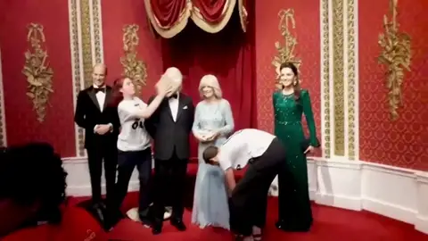 'Tartazo' en la cara a la figura de cera Carlos III del Madame Tussauds 'Tartazo' en la cara a la figura de cera Carlos III del Madame Tussauds
