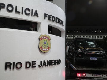 El vehículo de la policía atacado por el exdiputado Roberto Jefferson 