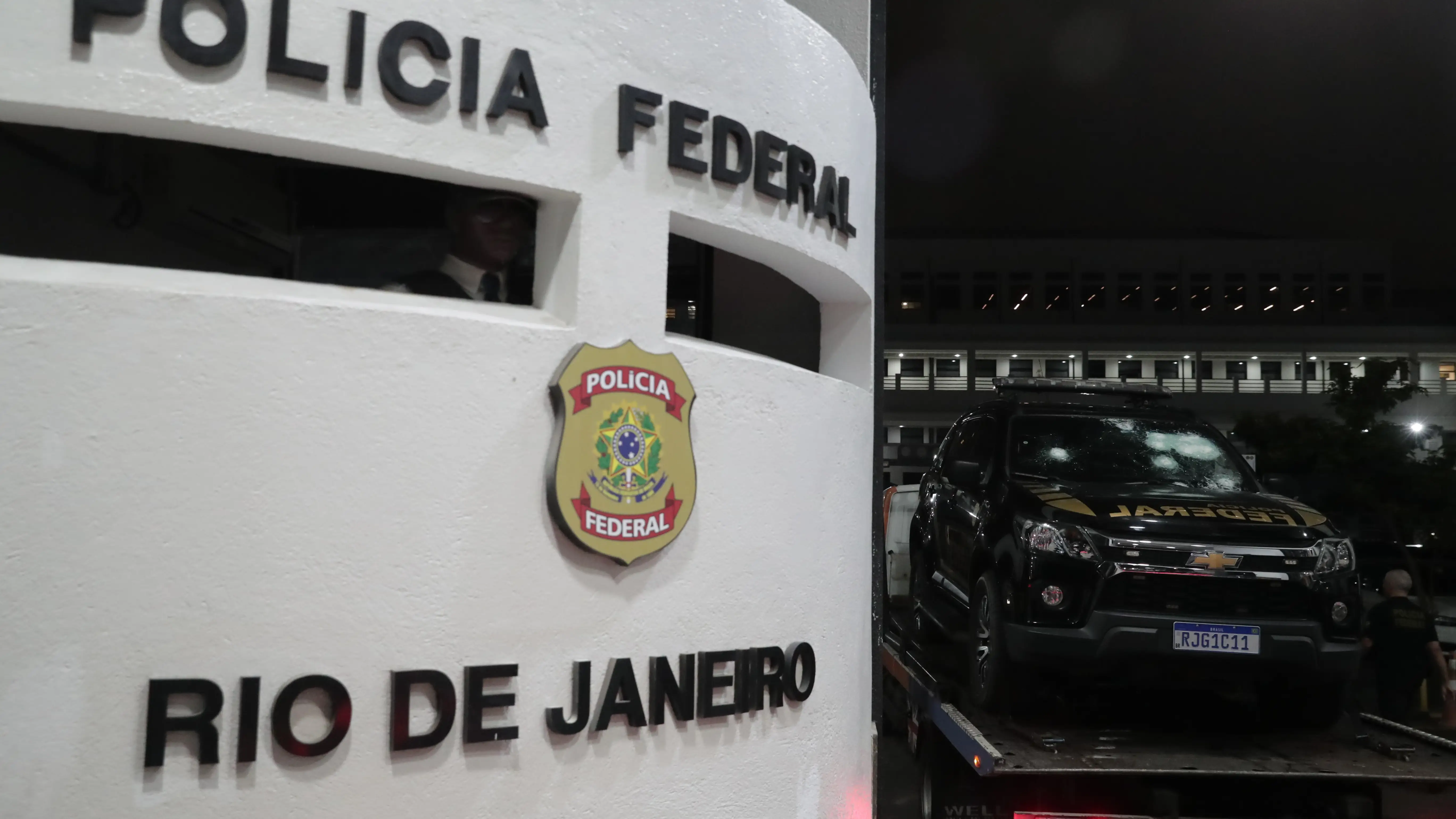El vehículo de la policía atacado por el exdiputado Roberto Jefferson El vehículo de la policía atacado por el exdiputado Roberto Jefferson