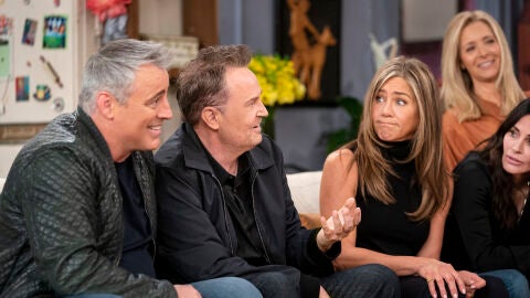 Matthew Perry junto al resto del elenco de la serie en el reencuentro 'Friends: the reunion' de HBO Max.