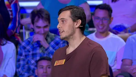 Javi estaba presentándose como cualquier otro concursante, hasta que una declaración ha llamado la atención de Jorge Fernández… ¡Quiere llevarse al público de ‘La ruleta de la suerte’ para hacer de figurantes en su corto! Jorge Fernández ha aprovechado para elogiar a sus fieles, mientras el aspirante seguía con su labor de intentar reclutar al mayor número de personas posibles. De hecho, hay un espectador al cual le ha asignado un papel directamente. ¡Así ha sido este momentazo! Javi estaba presentándose como cualquier otro concursante, hasta que una declaración ha llamado la atención de Jorge Fernández… ¡Quiere llevarse al público de ‘La ruleta de la suerte’ para hacer de figurantes en su corto! Jorge Fernández ha aprovechado para elogiar a sus fieles, mientras el aspirante seguía con su labor de intentar reclutar al mayor número de personas posibles. De hecho, hay un espectador al cual le ha asignado un papel directamente. ¡Así ha sido este momentazo!