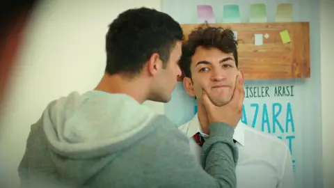 Kadir se lleva una gran decepción al ver que Doruk protege a Tolga Kadir se lleva una gran decepción al ver que Doruk protege a Tolga