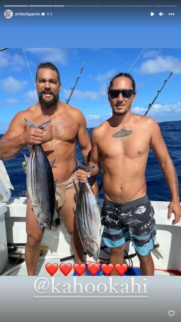 Jason Momoa en taparrabos pescando