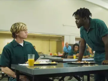 Evan Pêters como Jeffrey Dahmer y Furly Mac como su asesino, Christopher Scarver Evan Pêters como Jeffrey Dahmer y Furly Mac como su asesino, Christopher Scarver